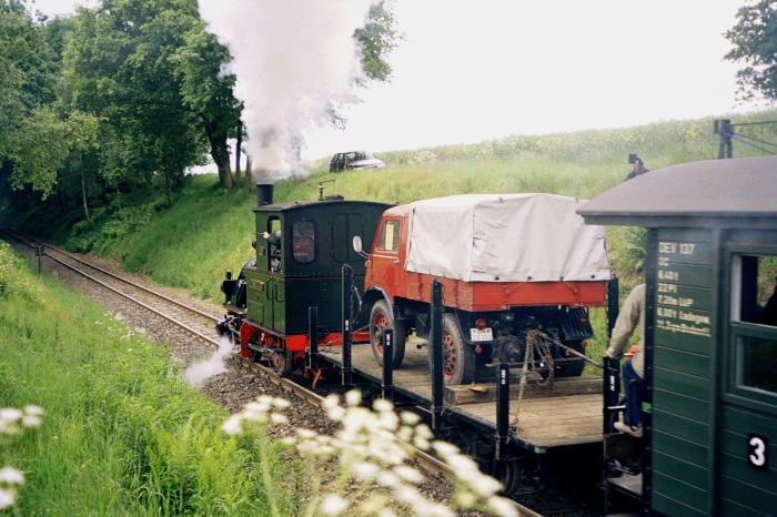 Lok FRANZBURG mit GmP 411 hinter der Abfahrt am Haltepunkt Vilser Holz, um 11:57h am 04.06.2006