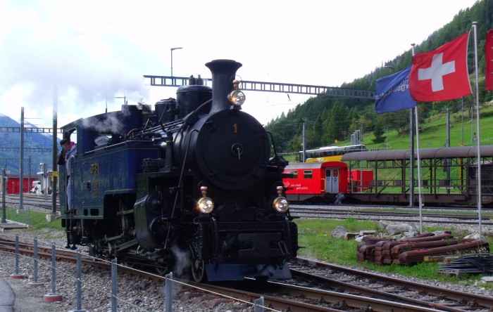 Die noch als DFB 1 beschriftete ex FO 1 (die anderen Nr.4 und 9 sind ja inzwischen authentisch schwarz lackiert und als “FO”-Lokomotiven beschriftet) beim Umsetzen im Bahnhof Oberwald um 12:33h am 24.08.2014