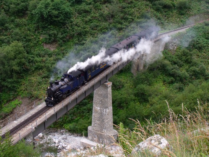 DFB 1 (= FO 1) mit Zug von Oberwald nach Realp bergab direkt auf der Wilerbrücke, um 16:03h am 23.08.2014