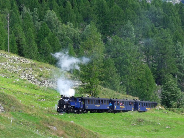 DFB 1 (= FO 1) mit Zug aus Realp, am Berghang kurz vor der Einfahrt von Oberwald, um 12:24h am 24.08.2014