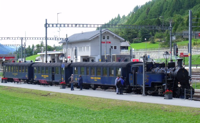 DFB 1 schon vor den Zug für die Rückfahrt nach Realp gekuppelt, Bahnhof Oberwald um 12:41h am 24.08.2014