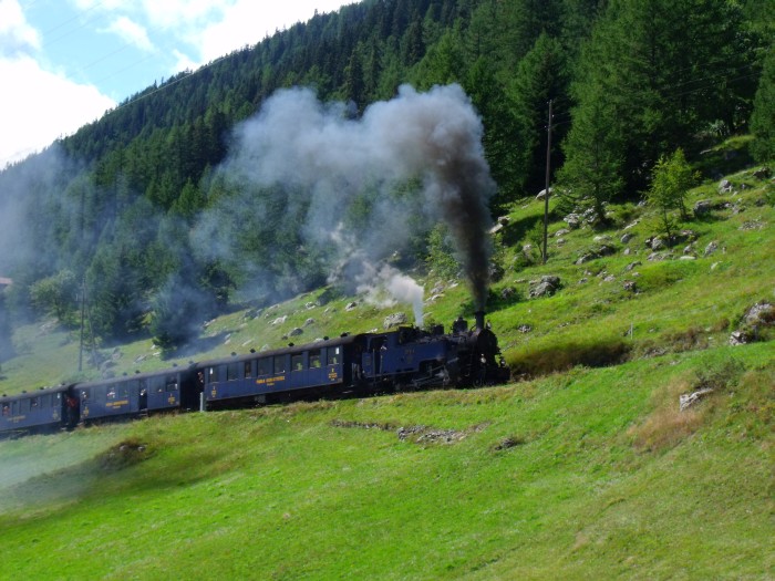DFB 1 mit dem nachmittäglichen Zug zurück von Oberwald nach Realp, erste Steigungsfahrt gleich hinter der Ausfahrt Oberwald, um 13:54h am 24.08.2014