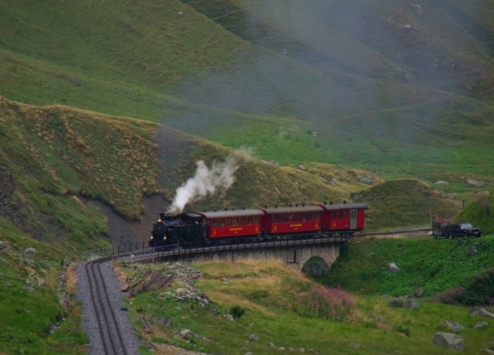 Lok 9 (als BFD 9) mit dem nachmittäglichen Zug von Realp nach Gletsch, im oberen Furkareusstal auf dem Steinstafelviadukt, um 14:51h am 15.08.2015
