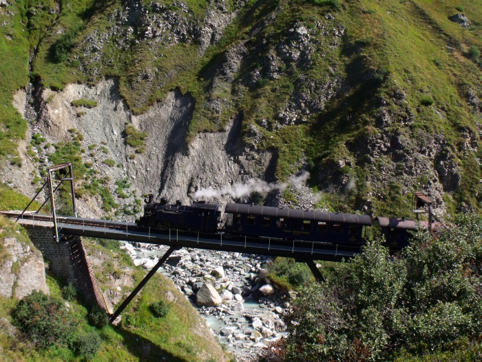 DFB 1 mit dem ersten Zug des Tages, fotografiert auf der Steffenbachbrücke, um 10:28h am 28.08.2015