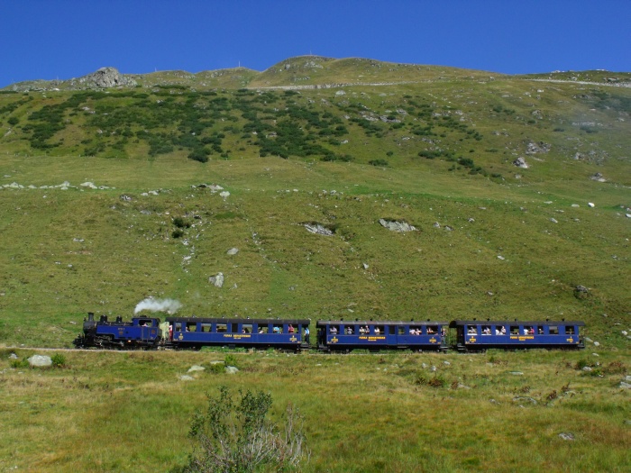 DFB 1 mit Zug Realp-Oberwald, im Tal der oberen Furkareuss etwa 500m oberhalb des Steinstafelviadukts, um 10:45h am 29.08.2015