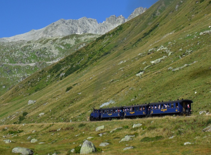 DFB 1 mit Zug Realp-Oberwald, im Tal der oberen Furkareuss etwa 500m oberhalb des Steinstafelviadukts, um 10:45h am 29.08.2015