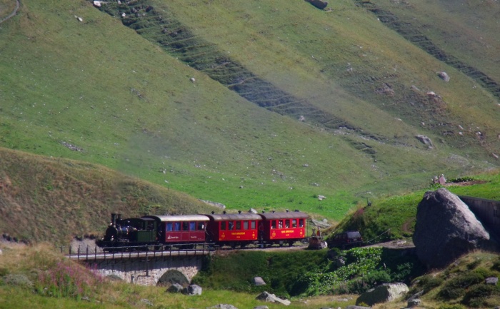 Lok 6 (WEISSHORN) mit Zug Realp-Gletsch, im Tal der oberen Furkareuss direkt auf dem Steinstafelviadukts, um 11:50h am 29.08.2015