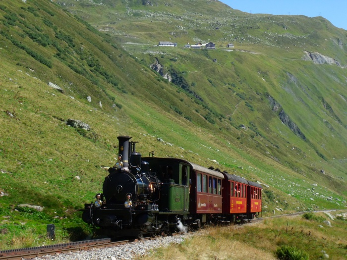 Lok 6 (WEISSHORN) mit Zug Realp-Gletsch, im Tal der oberen Furkareuss etwa 500m oberhalb des Steinstafelviadukts, um 11:51h am 29.08.2015