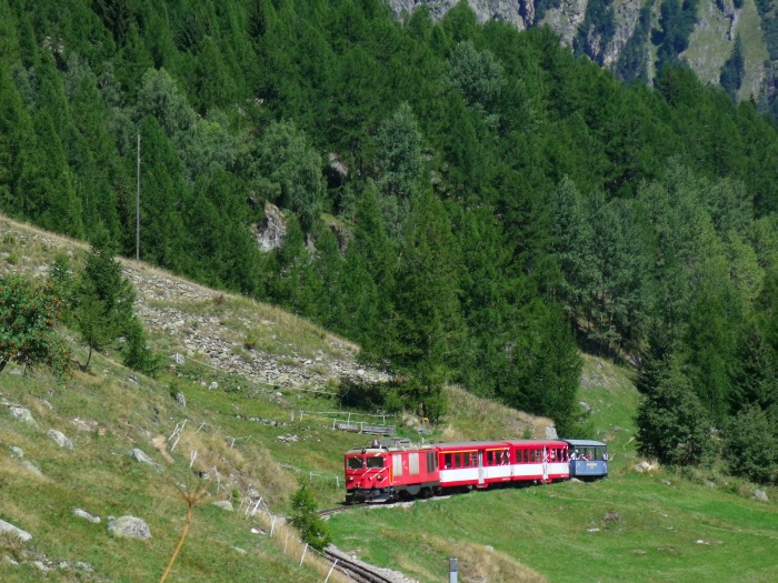 Diesellok HGm4/4 Nr.61 der MGB, die regelmäßig von der DFB verwendet wird, mit Zug aus Gletsch kurz vor Einfahrt Oberwald, um 13:36h am 30.08.2015