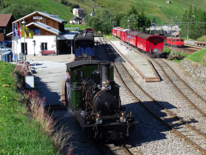 Lok 6 in Warteposition für den vorbeirollenden Zug, Bahnhof Realp um 16:53h am 30.08.2015