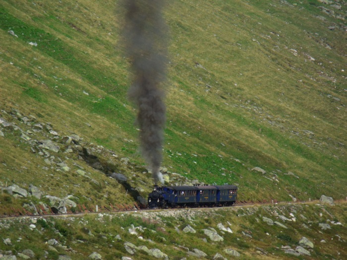 DFB 1 (die blaue...) mit Zug Nr.157 nach Oberwald, ebenfalls etwa bei Strecken-km 52,8 sowohl fotografiert als auch akustisch aufgenommen, um 15:06h am 25.08.2017