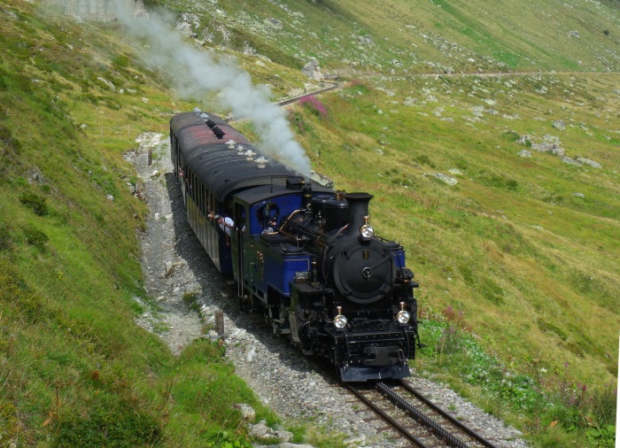 DFB 1 (die blaue...) mit Zug Nr.157 nach Oberwald, ebenfalls etwa bei Strecken-km 52,8 sowohl fotografiert als auch akustisch aufgenommen, um 15:06h am 25.08.2017