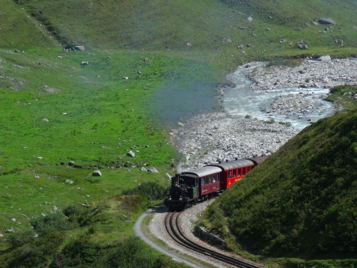 Lok 6 (WEISSHORN, ex VZ) mit Zug Nr.139 nach Gletsch, ebenfalls in den Kurven oberhalb vom Haltepunkt Tiefenbach, um 11:54h am 26.08.2017