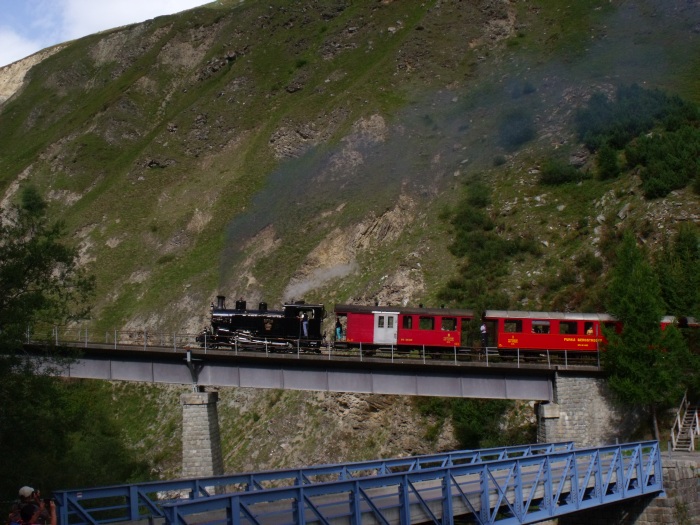 B.F.D. 9 mit Zug Nr.133 (→Oberwald) direkt auf der Wiler-Bahnbrücke, um 10:22h am 27.08.2017