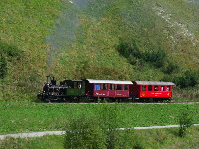Lok 6 (ex VZ) WEISSHORN mit Zug Nr.139 nach Gletsch, kurz vor den Wilerbrücken, um 11:19h am 27.08.2017