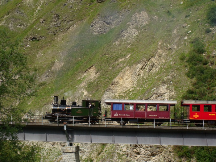 Lok 6 (ex VZ) WEISSHORN mit Zug Nr.139 nach Gletsch direkt auf der Wiler-Bahnbrücke, um 11:19h am 27.08.2017