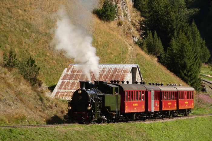 HG4/4 Lok 704 mit dem Zug 133 nach Oberwald, am Beginn der Zahnschiene hinter Realp, um 10:26h am 13.08.2022