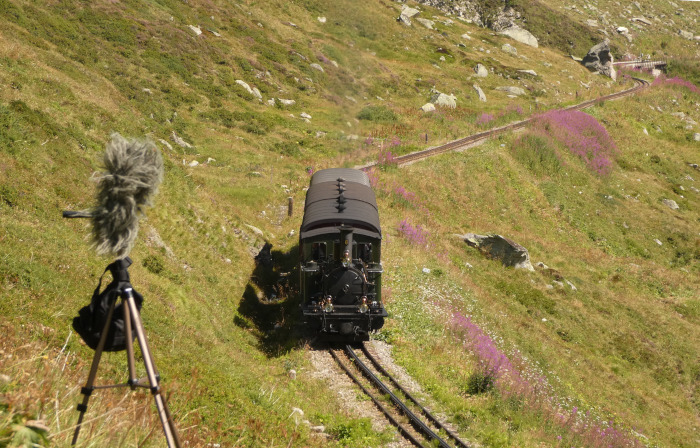 Lok WEISSHORN nähert sich mit Zug 139 dem Standort der akustischen Aufnahme weit unterhalb vom Bahnhof Furka, um 12:03h am 13.08.2026