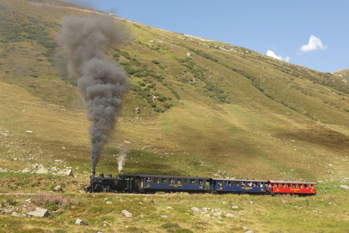 B.F.D.&nbsp;9 mit Zug Nr.157 nach Oberwald, am Nordhang des oberen Furkareusstals hinter dem Steintafelsviadukt, um 14:52h am 13.08.2026