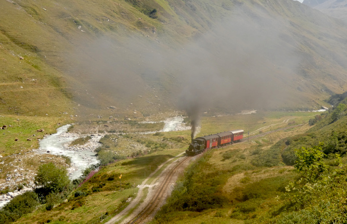 Nr.6 WEISSHORN mit Zug 139, ebenfalls nahe der Einfahrt in die Zahnstange hinter Hp Tiefenbach, um 11:49h am 14.08.2026