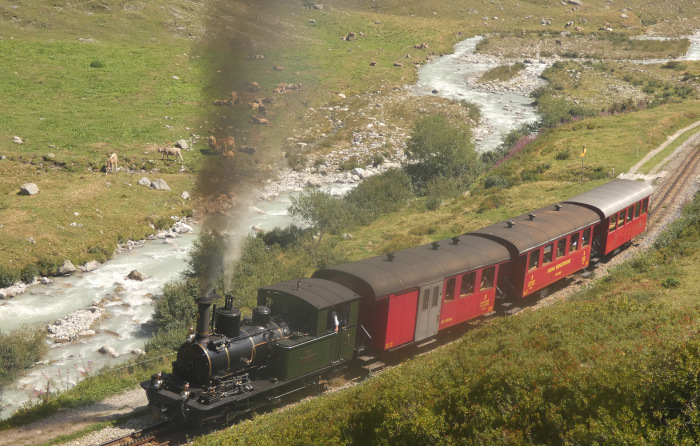 Nr.6 WEISSHORN mit Zug 139 weiter hinter Hp Tiefenbach, um 11:49h am 14.08.2026