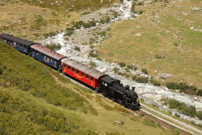 B.F.D.&nbsp;9 talwärts fahrend mit Zug 134 Oberwald&rarr;Realp, wenige hundert Meter oberhalb vom Hp Tiefenbach, um 12:41h am 14.08.2026