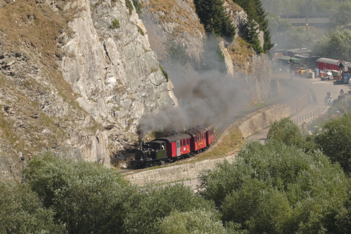 Lok 6 WEISSHORN mit Zug 139 Realp&rarr;Oberwald im Furkareusstal unten kurz hinter dem DFB-Betriebswerk, um 11:20 am 15.08.2026