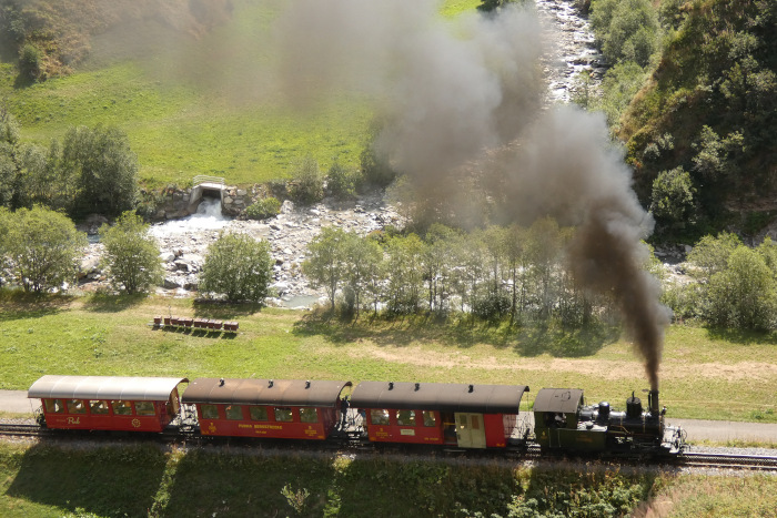 Lok 6 WEISSHORN mit Zug 139 Realp&rarr;Oberwald im Furkareusstal kurz nch beginn der Zahnstange, um 11:22 am 15.08.2026