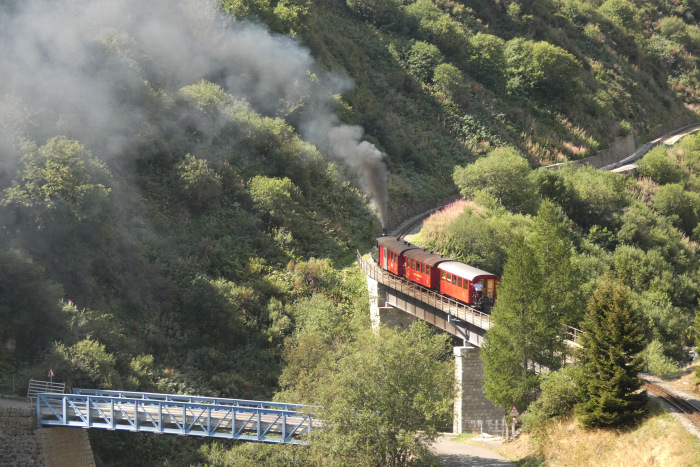 Lok 6 WEISSHORN mit Zug 139 Realp&rarr;Oberwald auf der Wilerbrücke, um 11:24 am 15.08.2026
