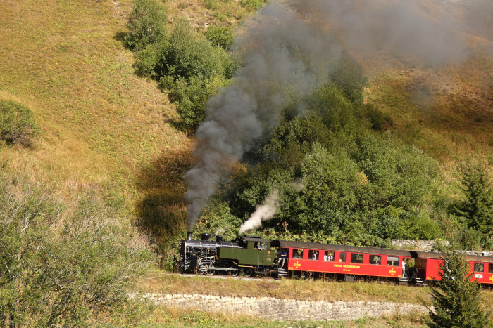 Lok 704 mit Zug 133 Realp&rarr;Oberwald  kurz vor den Wilerbrücken, um 10:23h am 16.08.2026