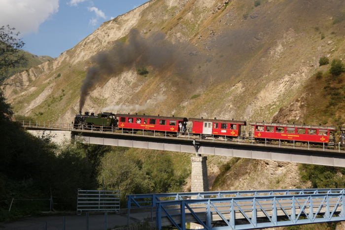 Lok 704 mit Zug 133 Realp&rarr;Oberwald auf der Wilerbrücke, um 10:23h am 16.08.2026