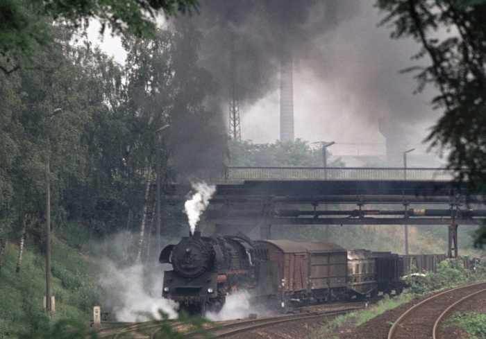 58 3056 mit Güterzug ->Döbeln, Ausfahrt Riesa, am 15.07.1976