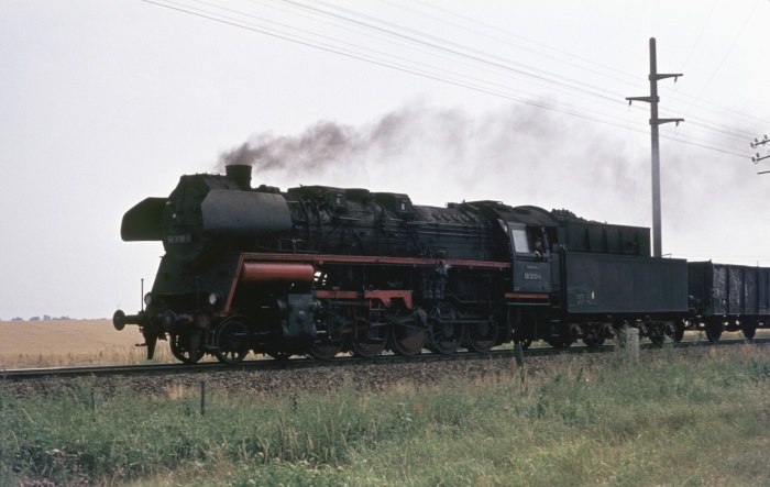 58 3010 mit Güterzug aus Richtung Döbeln vor Riesa, am 15.07.1976