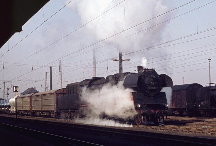 58 3030 mit Güterzug aus Richtung Gera-Gößnitz, schwer schleppend einfahrend in Glauchau, 09.03.1977