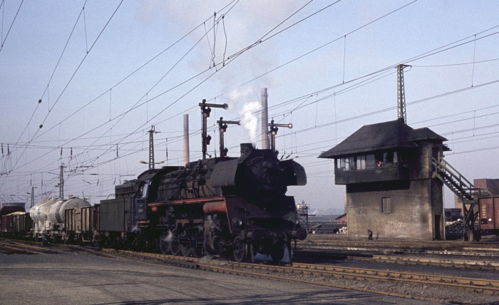 58 3007 mit Güterzug aus Richtung Gera-Gößnitz, einfahrend in Glauchau, 09.03.1977