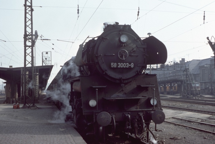 58 3003 vor dem P 6046 am Bahnsteig in Glauchau, am 10.03.1977