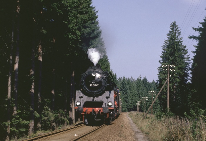 58 3047 mit Sonderzug aus Zwickau vor Schöneck (Vogtland), am 09.09.1989