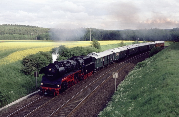 58 3047 mit Sonderzug Neuenmarkt->Zwickau bei Fährig, am 04.06.1995