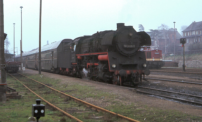 58 3009 mit einem der dort damals zwischen Gera und Gößnitz-Glauchau üblichen Doppelstockwagen-Personenzüge, fotografiert in Ronneburg im April 1978