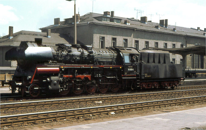 58 3053 fährt als Lz durch den Bahnhof Gera Hbf, im Oktober 1978