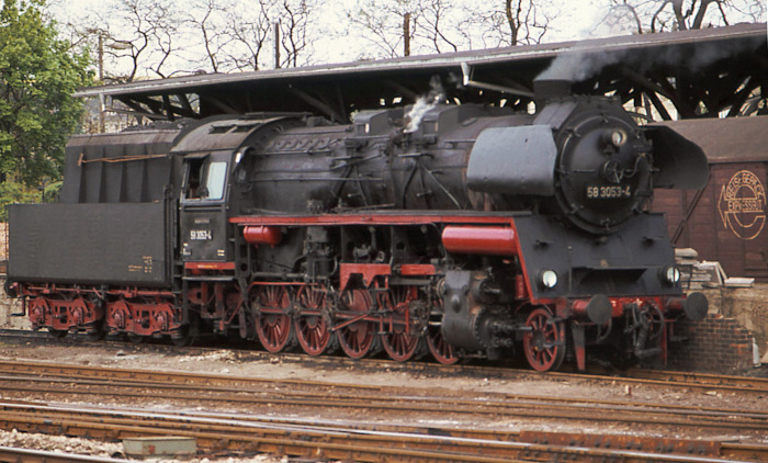 58 3053 wartet in Gera Hbf auf einem Nebengleis an der Güter-Verladerampe auf ihren Zug, im Oktober 1977
