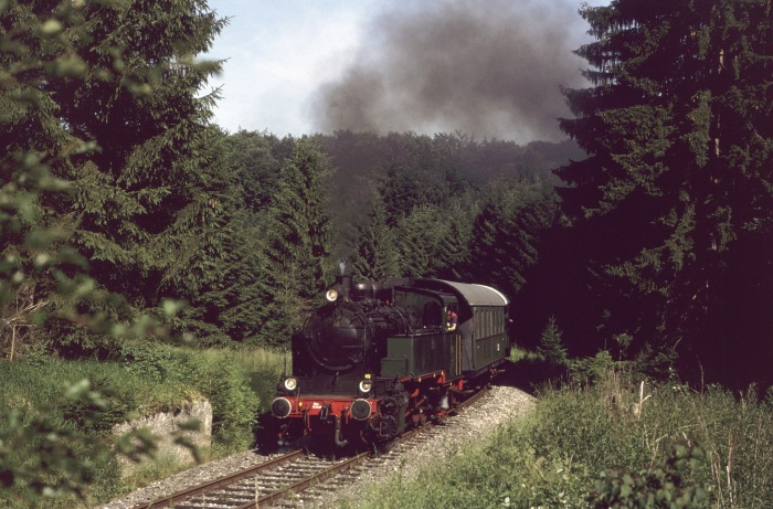 Lok 16 mit Zug Amstetten->Gerstetten im Wald hinter Amstetten am unteren Benzwang, am 30.06.2002