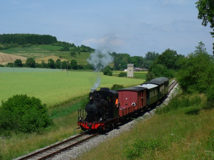 WN 12 mit Zug P 1 Neresheim->Sägmühle am Egautal nahe der Dischinger Landstraße, um 11:22h am 19.06.2014