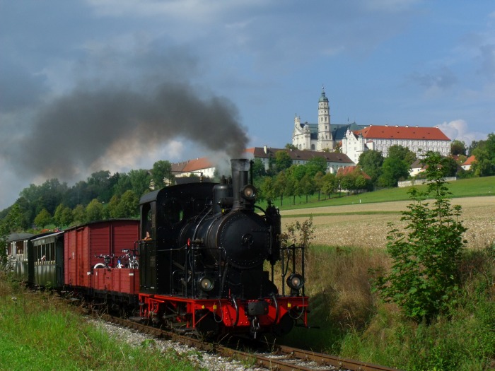 W.N.12  mit Zug “P7” Neresheim-> Sägmühle, kurz hinter Neresheim mit dem Kloster auf dem Berg über dem Bahnhof und Ort, um 16:04h am 07.09.2014