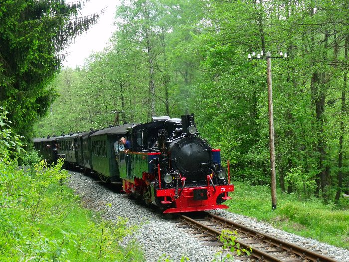 AQUARIUS C mit Zug 13 vor der Einfahrt von Schlössel, um 13:38h am 27.05.2012