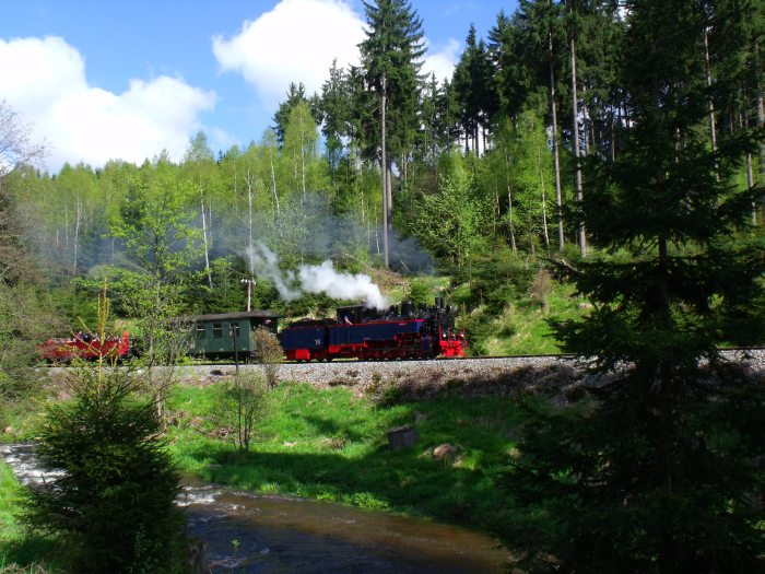 AQUARIUS C mit Zug 53 im Schwarzwassertal vorm Haltepunkt Loreleifelsen, um 16:02h am 18.05.2013
