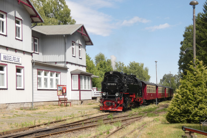Im Sommer-Juli 2025 ist 99 7232 auch mal Stammlokomotive im Selketal, hier trifft sie mit dem 8962 von Eisfelder Talmühle kommend in Hasselfelde ein, um 14:59h am 10.07.2025 Im Sommer-Juli 2025 ist 99 7232 auch mal Stammlokomotive im Selketal, hier trifft sie mit dem 8962 von Eisfelder Talmühle kommend in Hasselfelde ein, um 14:59h am 10.07.2025