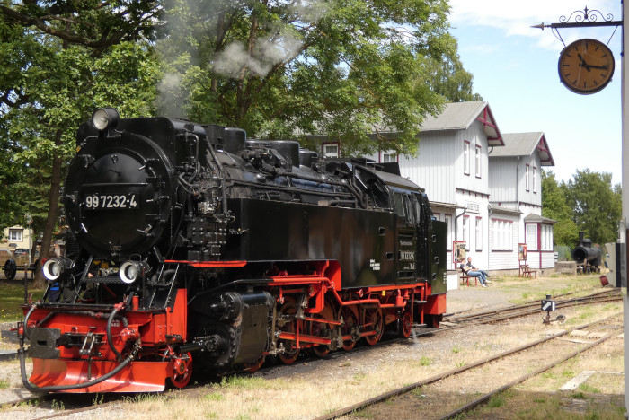 99 7232 ist vom Zug abgekuppelt, vorgezogen und erhält erst mal vor dem Umsetzen ans andere Zugende in Hasselfelde Wasser, fotografiert um 15:04h am 10.07.2025 99 7232 ist vom Zug abgekuppelt, vorgezogen und erhält erst mal vor dem Umsetzen ans andere Zugende in Hasselfelde Wasser, fotografiert um 15:04h am 10.07.2025
