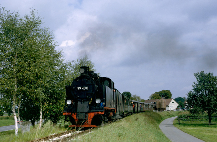 „99 4010“ mit Zug Ochsenhausen→Warthausen bei Äpfingen, gegen 17:30h am 22.09.1996