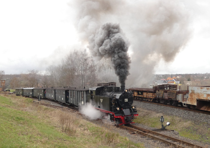 Lok 11  mit Regelzug nach Benndorf, Ausfahrt Bahnhof Hettstedt-Kupferkammerhütte, um 15:48h am 01.04.2023